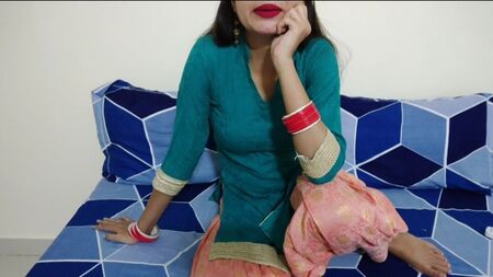 El cuñado y la cuñada desi disfrutan de un romance en el dormitorio con una cuñada india muy atractiva y de figura sensual; saarabhabhi6, con audio en hindi nítido