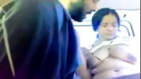 Una pareja marathi disfruta del sexo en un coche
