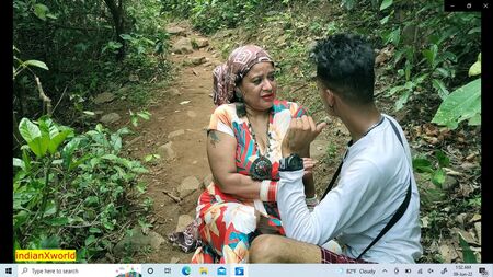 ¡Sexo picante en una serie web XXX india! ¡Una chica tribal desi follando con un chico rico!