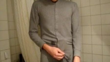 Un chico masturbándose en pijama