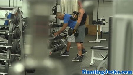 Un deportista en forma y musculoso, follado por el culo en el gimnasio