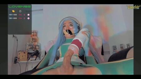 Una travesti de anime muy mona que se masturba con su enorme polla