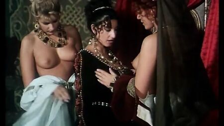 Tres mujeres de pechos grandes le piden a su rey que se las folle