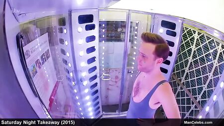 El enorme bulto del famoso Olly Murs durante un reality show