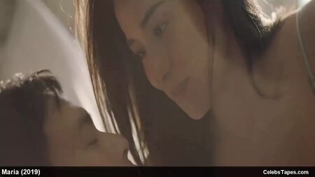 La sexy famosa Cristine Reyes desnuda en la ducha