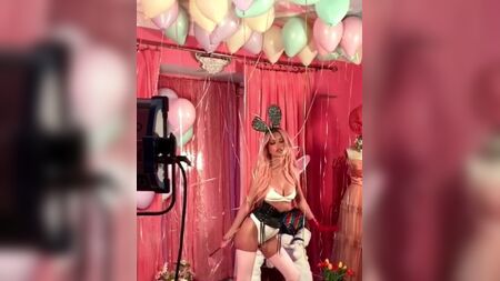 Emily Ratajkowski con un sexy disfraz de conejita, se le ve un pezón
