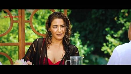 Ezgi Esma Krklu - Que el jefe no se entere 2019