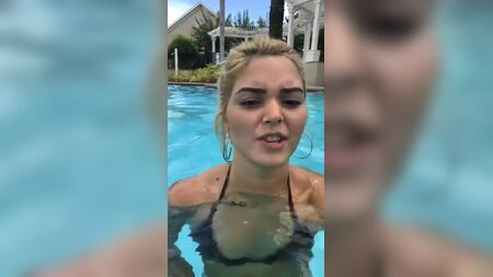 AEW - Selfie de Tay Conti en una piscina