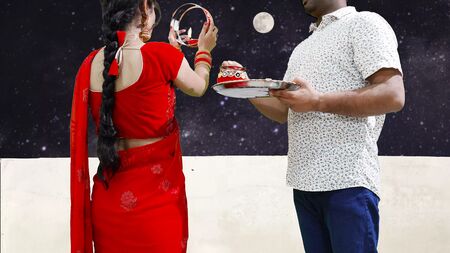 Especial Karva Chauth: Priya, recién casada, tuvo su primera relación sexual en el Karva Chauth y le hicieron una mamada al aire libre, con un hindi claro
