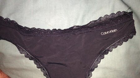 Corréte sobre el tanga de malla azul sedosa de Calvin Klein