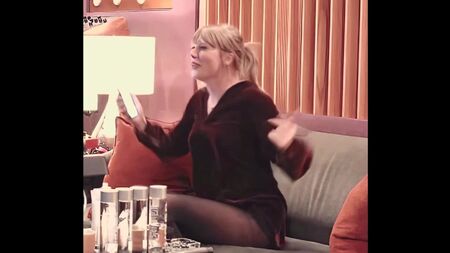 Taylor Swift saltando en el sofá