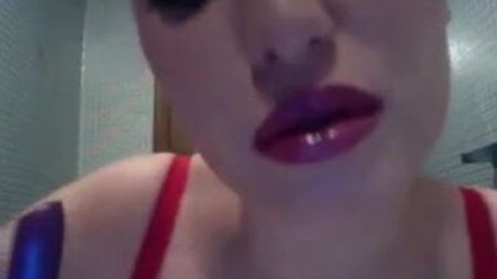 Una mujer sexy pintándose los labios