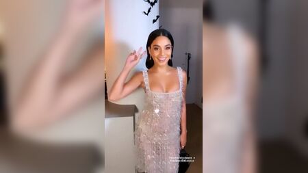 El escote de Vanessa Hudgens con sus nuevas y generosas pechos en un vestido sexy