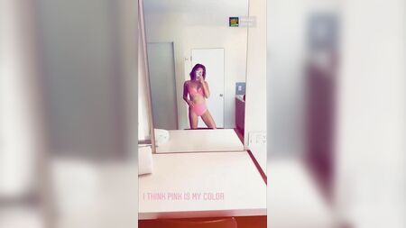 Una sexy selfie de Ashley Tisdale frente al espejo en bikini rosa