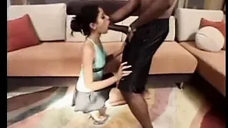 Una chica menuda se lleva una gran polla negra