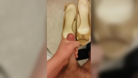 Córrete en sus zapatos: cuñas de color tostado con punta abierta