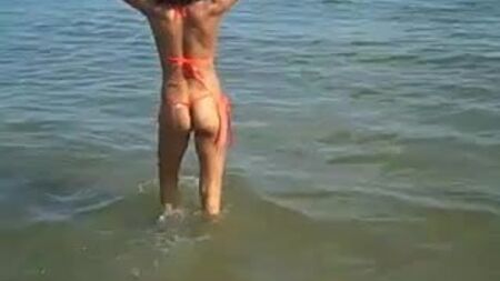 ¡Una joya de 18 años con un bikini tanga transparente!