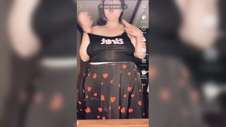 Recopilación de TikTok de una guarra BBW cachonda desnuda y masturbándose