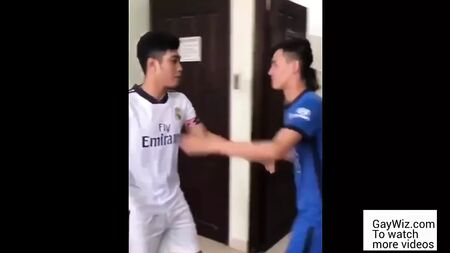 Dos asiáticos vestidos con equipación de fútbol mantienen relaciones sexuales