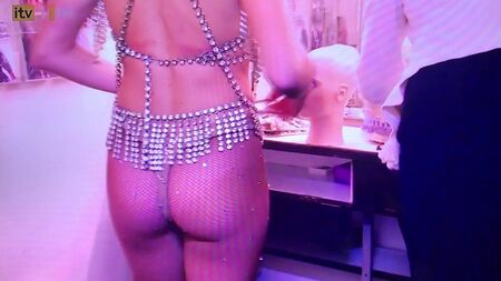 Amanda Holden enseña el culo