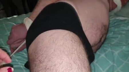 Hombre atado de pies y manos
