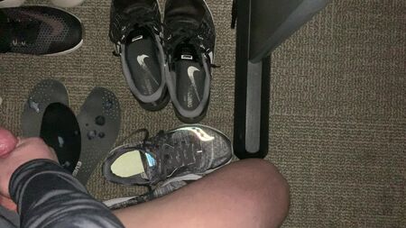 Chicas sensuales haciendo ejercicio con zapatillas de gimnasio sudadas