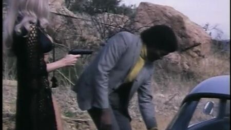 Dobie Gray le quita la camiseta a Robyn Hilton en «Mean Mother» (1974)