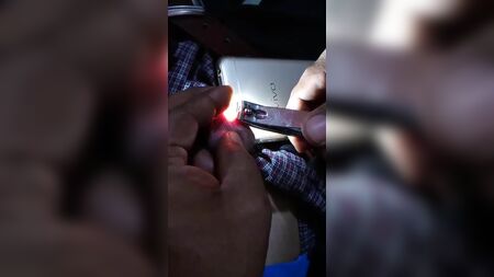 Una asiática se corta el frenillo del pene