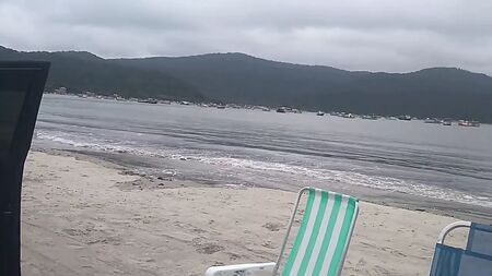 Angélica, una milf en la playa con un bikini de hilo, presumiendo