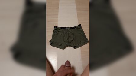 Un chico eyacula sobre sus calzoncillos Puma