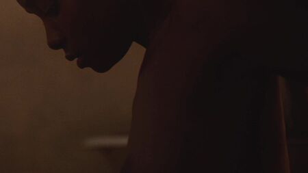 KiKi Layne en topless en «Si Beale Street pudiera hablar»: pechos y pezones