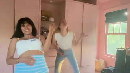 Diane Guerrero y su atractiva amiga rubia bailando