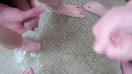 Paja colectiva en las duchas del gimnasio con corridas