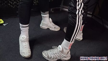 Un chico holandés con un parecido increíble a Max Verstappen, vestido con unas Nike TN y un chándal, se pone en forma a escondidas y se corre