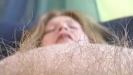 Mellisa, una mujer de piel pálida y complexión robusta, con vello púbico rubio y abundante, BBW