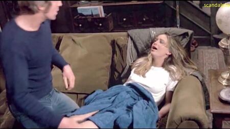 Escena de sexo con Susan George desnuda en «Straw Dogs» en ScandalPlanet.Com