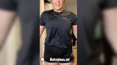 Tati Xo muestra sus grandes tetas naturales