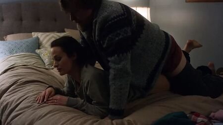 Elizabeth Reaser - Escenas de sexo en «Easy», temporada 1, episodio 1