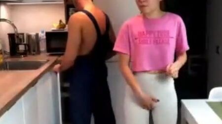 ¡Deja de hacer el tonto y ponte los pantalones!