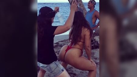 El gran trasero de Ashley Graham haciendo twerking en la playa