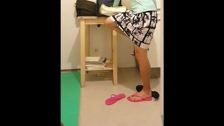 Una profesora de tercer curso se quita los zapatos de tacón y se pone chanclas en el aula