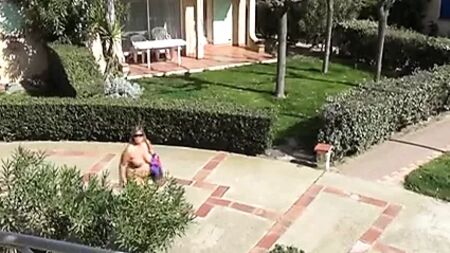 Disfruta del sol en un complejo nudista