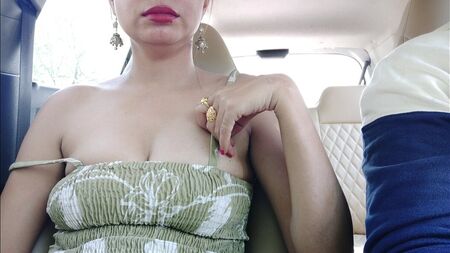 Mi amiga y su novio: sexo arriesgado al aire libre en público. Folla con una chica sexy en el coche