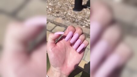 Las uñas largas de color rosa claro de Talyn