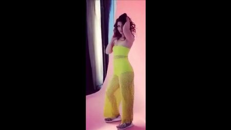 Vídeos de Melissa Benoist y Juliana Harkavy mostrando el trasero