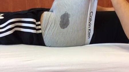 Soy GreGG69SKuLL. Mi polla vuelve a correrse en unos calzoncillos Calvin Klein