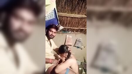 Una madre india desnuda y su padrastro chupándole la polla