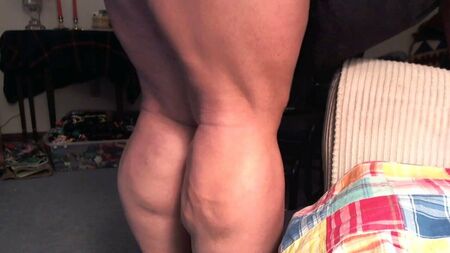 Piernas pesadas, pantorrillas gruesas. Sesión nocturna con tacones negros