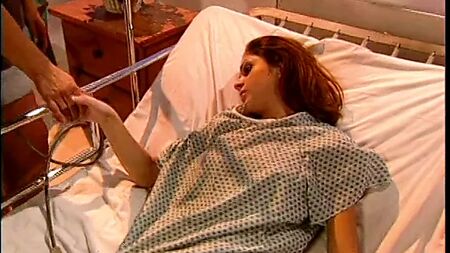 Un consolador con arnés de gran tamaño penetra el bonito coñito de esta morena adolescente fugitiva