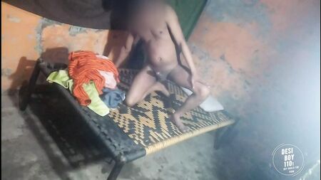 Nanga ladka, un chico tímido sin camiseta